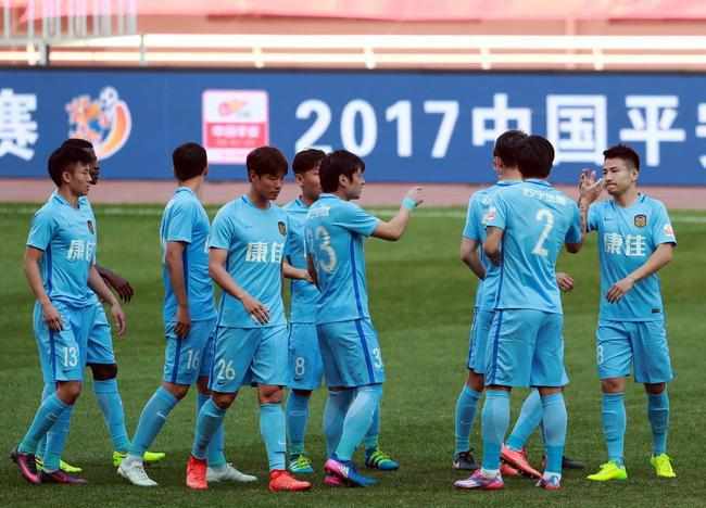 2018春夏米兰时装周：李宇春化身“中国娃娃” 2017-09-21 ​当地时间2017年9月20日，米兰，2018春夏米兰时装周：Gucci明星观秀。