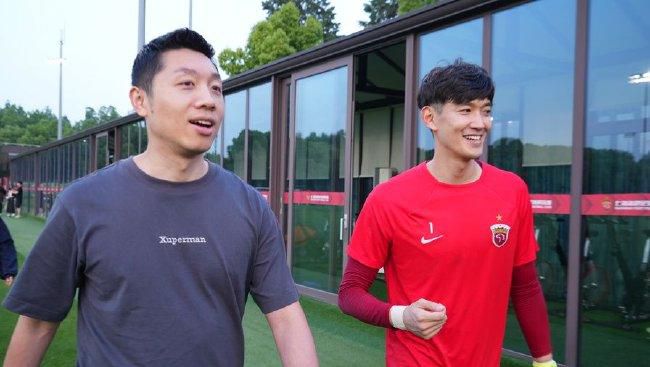 帕特里克·德姆西全家五口总动员，与妻子 《饥饿游戏2》曝宣传照 劳伦斯涅槃班克斯浓艳 2013-10-30 《饥饿游戏2：星火燎原》即将于11月21日在中国上映，日前，出品方狮门影业发布了一组影片的高清宣传照，詹妮弗·劳伦斯、乔什·哈切森、伊丽莎白·班克斯、吉娜·马隆四位主演在照片中惊艳亮相。