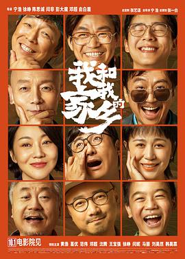 在这张剧照上，我们能看到主演斯嘉丽·约翰逊手持大口径武器，正在指着什么。