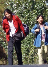阿莫斯逐渐接纳失明带来的孤独感，并将其转化为艺术表达的深度。