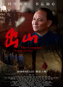 本尼身穿蓝色冲浪服，戴着渔夫帽现身，冲浪板的配色与短裤也十分相配。
