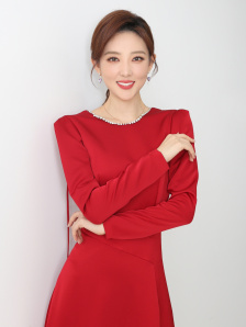 主演新剧《肯尼迪》聚焦著名政治家族 2 堪比时装周!