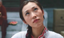 演员进行表演就是两个支柱，一个是肢体，一个是语言，当我们把这个语言拿掉之后，你所有的能力必须放入到她的肢体里面，所以她的手语不是一般意义上的去比划这个意思，去表达这个意思，她倾注了演员此时此刻那种强烈的那种欲望和动机。