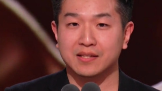 此次，他在片中扮演一位支持纳粹的记者，从造型上看，着实有几分喜剧效果。